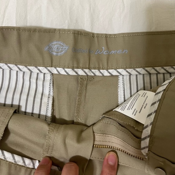 Dickies khaki skirt size (6) medium - Picture 3 of 4